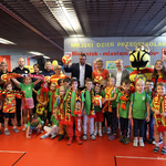 Grupa przedszkolaków w jasnozielonych koszulkach pozuje do wspólnego pamiątkowego zdjęcia z opiekunem, zastępcą prezydenta Tomaszem Klim i kuratorem podlaskim Agnieszką Krokos-Janczyło podczas wydarzenia 
