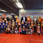 Dzieci w granatowych bluzkach pozują do wspólnego zdjęcia z opiekunami, zastępcą prezydenta Tomaszem Klim i kuratorem podlaskim Agnieszką Krokos-Janczyło
