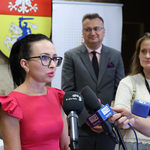 Dyrektor CAS udziela wywiadu do mikrofonu podczas konferecji, w tle inni uczestnicy