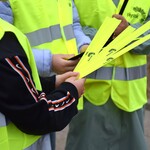 Uczniowie rozdają przechodniom odblaski