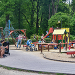 Białostoczanie spędzają czas z dziećmi na placu zabaw w Parku Planty