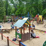 Dzieci bawią się na placu zabaw w Parku Planty