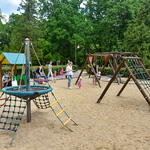 Białostoczanie spędzają czas z dziećmi na placu zabaw w Parku Planty