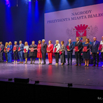 Prezydent Miasta Białegostoku stoi na scenie z wyróżnionymi nauczycielami