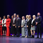 Kurator Agnieszka Krokos-Janczyło oraz wojewoda Jacek Brzozowski stoją z wyróżnionymi nauczycielami na scenie