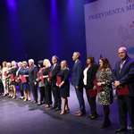 Na scenie stoi prezydent Tadeusz Truskolaski z nagrodzonymi nauczcielami