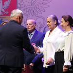 Prezydent Tadeusz Truskolaski podaje dłoń nauczycielce, obok dwoje innych uczestników uroczystości
