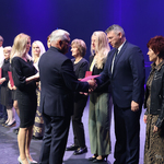 Prezydent Tadeusz Truskolaski gratuluje nauczycielowi, obok stoją inni uczestnicy wydarzenia 