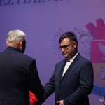 Prezydent Tadeusz Truskolaski gratuluje nauczycielowi