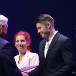 Prezydent Tadeusz Truskolaski gratuluje nauczycielowi, obok stoją dwie kobiety