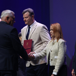 Prezydent Miasta Białegostoku podaje dłoń nauczycielce podczas wydarzenia, obok stoją inni uczestnicy