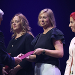 Nauczycielka odbiera list gratulacyjny z rąk Prezydenta Miasta, obok stoją dwie nauczycielki