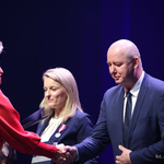 Podlaski Kurator Oświaty Agnieszka Krokos- Janczyło gratuluje mężczyźnie podczas uroczystości, obok stoi kobieta
