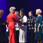 Podlaski Kurator Oświaty Agnieszka Krokos- Janczyło gratuluje nauczycielce na scenie, obok stoja inni uczestnicy
