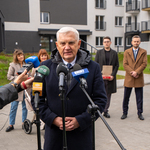 Prezydent Tadeusz Truskolaski przemawia do mikrofonów, w tle uczestnicy wydarzenia 