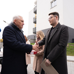 Prezydent Miasta Białegostoku wręcza komplet kluczy młodej kobiecie, obok stoją inni uczestnicy spotkania 