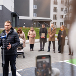 Poseł Krzysztof Truskolaski przemawia do mikrofonu, w tle uczestnicy wydarzenia 