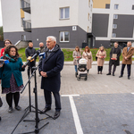 Prezydent Tadeusz Truskolaski przmawia do mikrofonów podczas konferencji, obok stoją dziennikarze