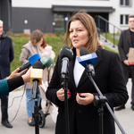 Przewodnicząca Rady Miasta Katarzyna Jamróz przemawia do mikrofonów, w tle stoją uczestnicy wydarzenia 