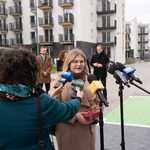 Białostoczanka udziela wywiadu podczas konferencji 