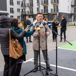Mężczyzna udziela wywiadu podczas konferencji, w tle uczestnicy spotkania 