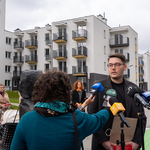 Białostoczanin udziela wywiadu podczas konferencji 