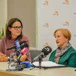 Skarbnik Miasta Stanisława Kozłowska siedzi przy biurku i mówi do mikrofonu