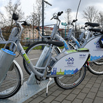 Rowery Biker stoją przy stojakach 