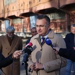 Zastępca prezydenta Rafał Rudnicki przemawia do mikrofonów podczas konferencji prasowej, w tle stoją inni uczestnicy 