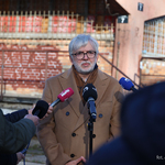 Dyrektor Muzeum Wojska Polskiego w Białymstoku Wojciech Sadowski przemawia do mikrofonów podczas konferencji prasowej 