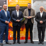 Zastępca prezydenta Rafał Rudnicki, marszałek Łukasz Prokorym, Prezes Podlaskiego Związku Piłki Nożnej Sławomir Kopczewski oraz prezes Spółki Chorten Arena Cezary Mielko stoją obok siebie 