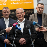 Prezes Spółki Chorten Arena Cezary Mielko mówi do mikrofonu podczas konferencji