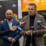 Zastępca prezydenta Rafał Rudnicki mówi do mikrofonów podczas konferencji prasowej, obok stoi marszałek Łukasz Prokorym