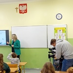 Operator kamery nagrywa nauczycielkę oraz dzieci podczas lekcji 