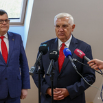 Prezydent Miasta Białegostoku mówi do mikrofonów podczas konferencji 