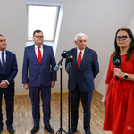 Prezydent Tadeusz Truskolaski, zastępca prezydenta Marek Masalski, dyrektor Zarządu Mienia Komunalnego Andrzej Ostrowski oraz rzecznik prasowy Urszula boublej stoją w pomieszczeniu domu przy ul. Stanisława Suchowolca 25 D