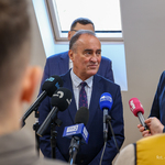 Dyrektor Zarządu Mienia Komunalnego Andrzej Ostrowski mówi do mikrofonówi do mikrofonu podczs konferencji