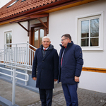 Prezydent Miasta Białegostoku oraz jego zastępca Marek Masalski stoja obok budynku przy ul. Stanisława Suchowolca 25D