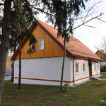 Budynek przy ul. Stanisława Suchowolca 25 D, na pierwszym planie drzewa 