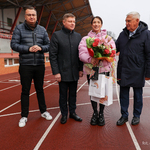 Prezydent Tadeusz Truskolaski, zastępca prezydenta Rafał Rudnicki, wicemarszałek Marek Malinowski oraz zawodniczka Ewa Swoboda która trzyma bukiet kwiatów i dwie białe torby, stoją obok siebie