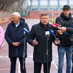 Wicemarszałek Marek Malinowski mówi do mikrofonów podczas konferencji, w tle stoją: prezydent Tadeusz Truskolaski, zawodniczka Ewa Swoboda oraz dziennikarze