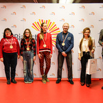 Zastępca prezydenta stoi obok grupy osób wyróżnionych medalami.