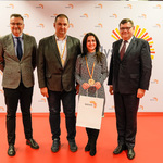 Dwoje nagrodzonych medalami osób stoi z zastępcami prezydenta Rafałem Rudnickim i Markiem Masalski.