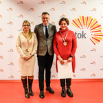 Dwie wyróżnione medalem kobiety stoją obok zastępcy prezydenta Rafała Rudnickiego.