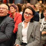Dyrektor Centrum Aktywności Społecznej Urszula Przystupa siedzi wśród innych uczestników wydarzenia.