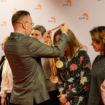 Zastępca prezydenta Rafał Rudnicki zakłada medal dla wyróżnionych osób.