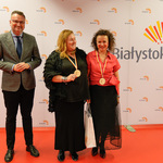 Dwie wyróżnione medalami kobiety stoją obok zastępcy prezydenta Rafała Rudnickiego.