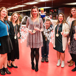 Grupa osób z medalami na szyi pozuje do wspólnego zdjęcia.
