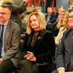 Zastępcy prezydenta Rafał Rudnicki i Marek Masalski oraz radna Joanna Misiuk siedzą na krzesłach wśród innych uczestników wydarzenia.