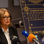 Kobieta mówi do mikrofonu podczas konferencji.